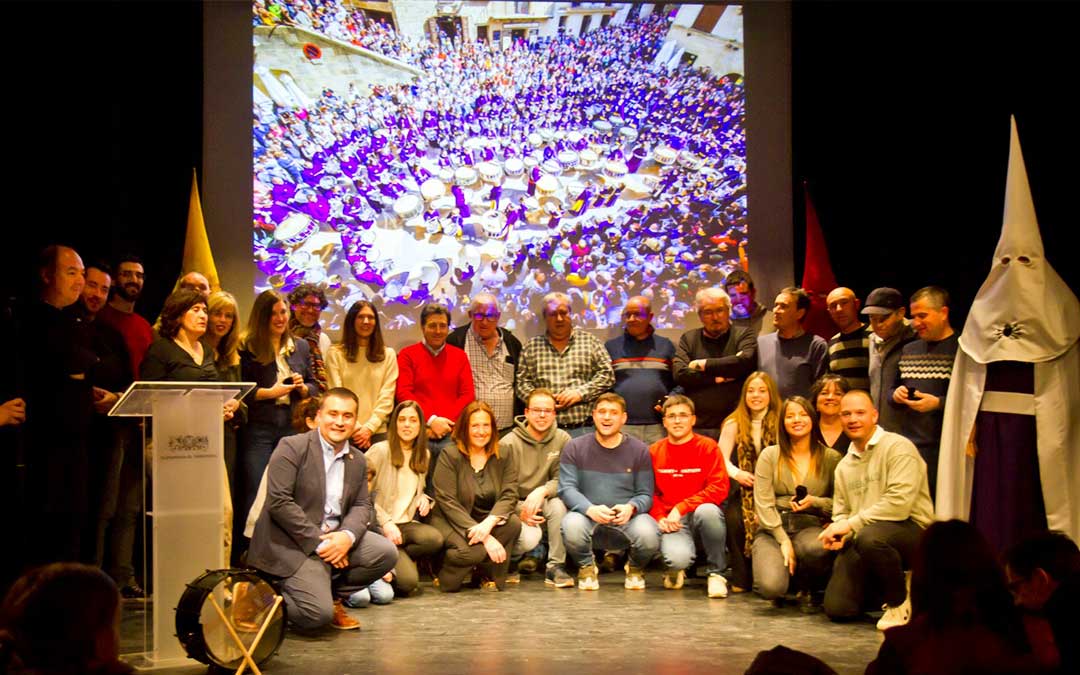 Foto de familia de participantes en el I Encuentro de Tambores de Valderrobres./ Cofradía Santo Entierro.