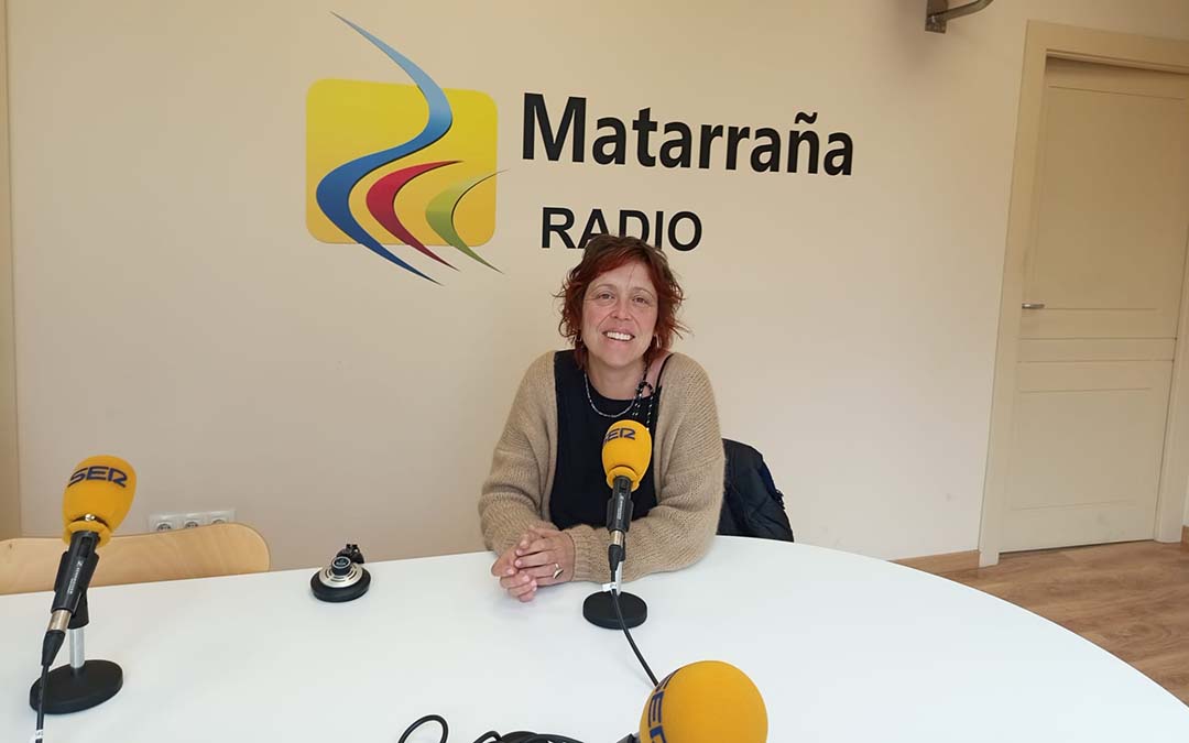 Isabel Navarro, propietaria de Inspira Delice, visita los estudios de Matarraña Radio./La COMARCA