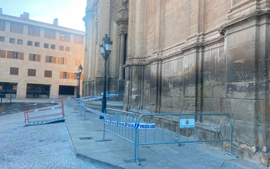 El entorno de la excoelgiata permanece vallado por precaución./ A.Z.