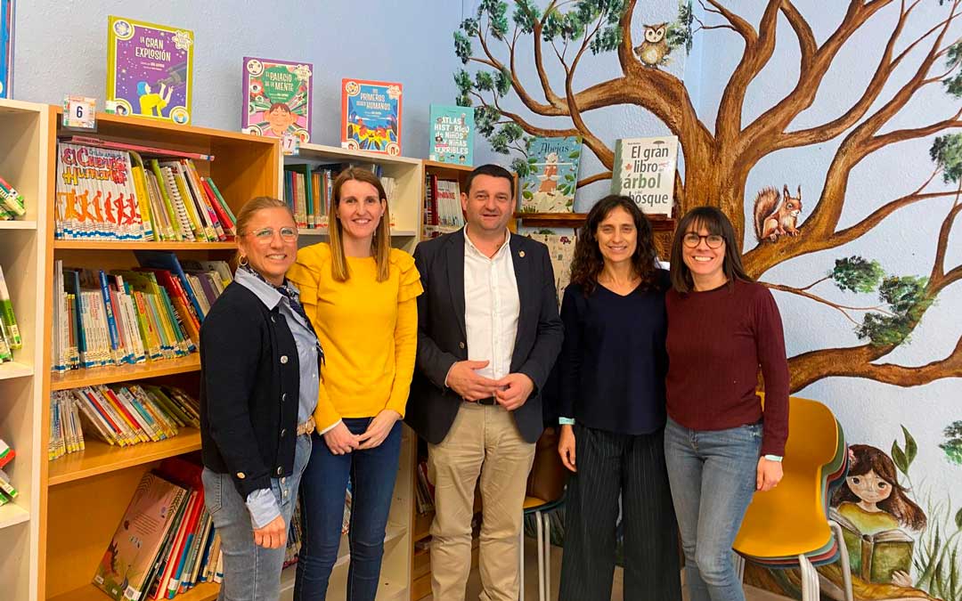 El alcalde, Miguel Ángel Estevan, y la concejal de Educación, Anabel Fernández durante la visita al Concepción Gimeno Gil./ AYTO