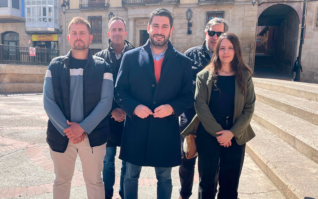 Alejandro Nolasco, portavoz de VOX en las Cortes de Aragón, junto a miembros del partido frente al Ayuntamiento de Caspe./ S.F.