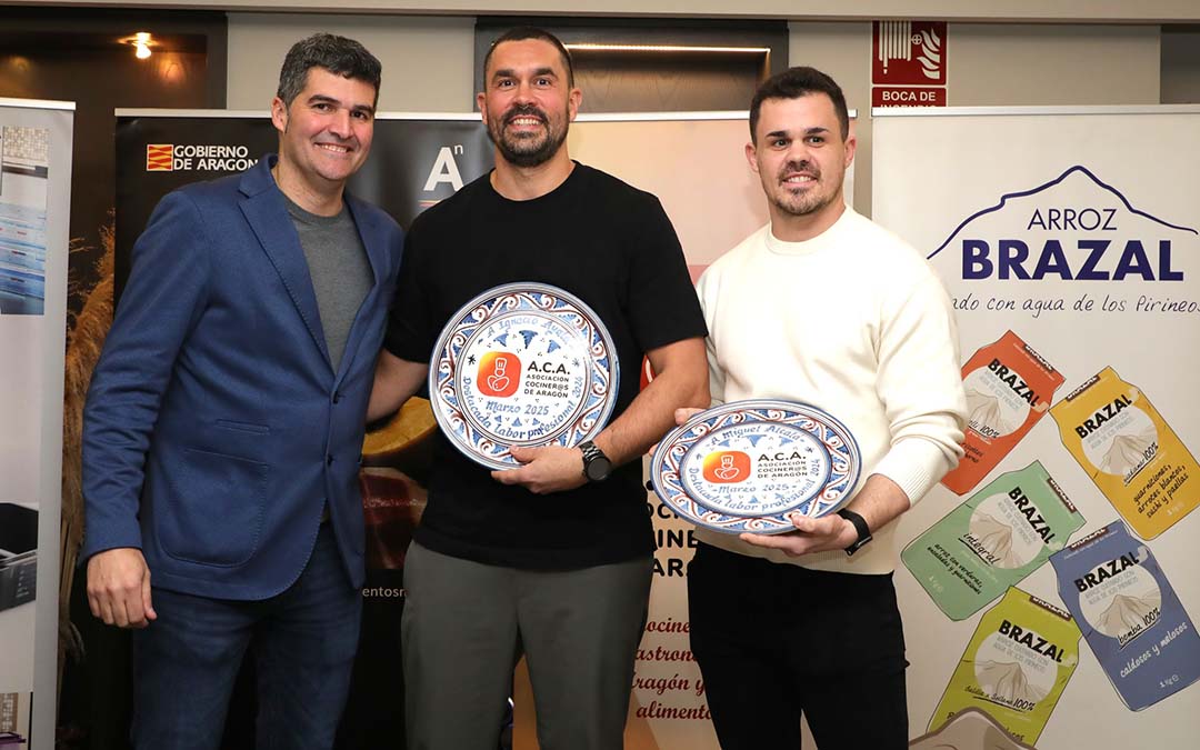 Recogida del reconocimiento durante la gala en Zaragoza./ L.C.