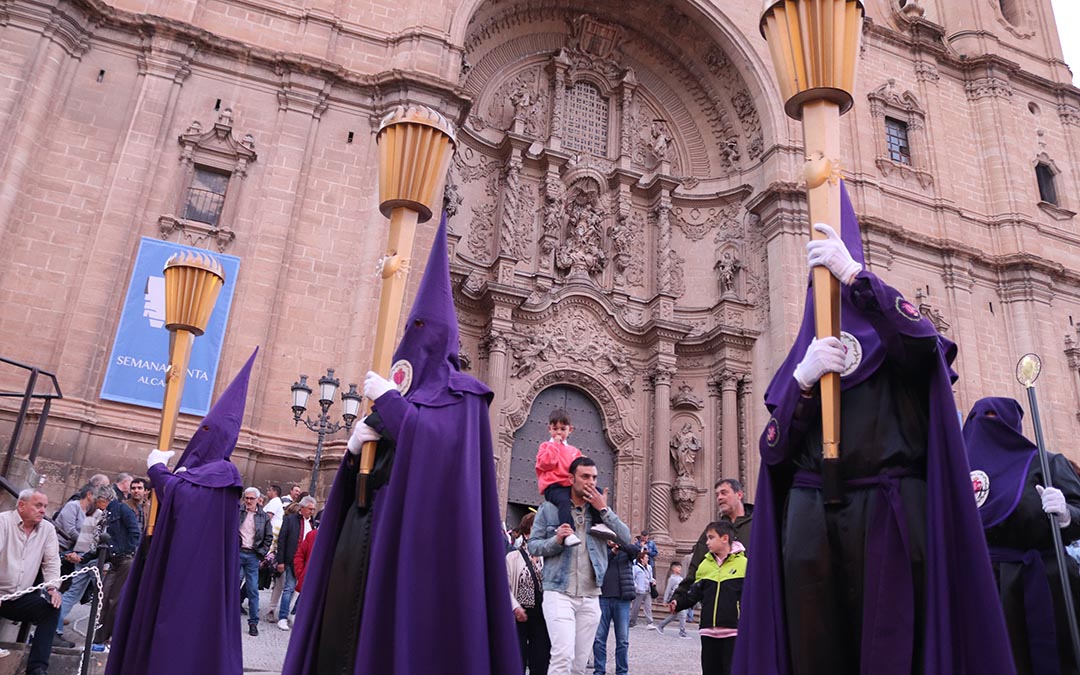 Centenares de alcañizanos acompañan a la Virgen de la Soledad en el luto. /A.S.