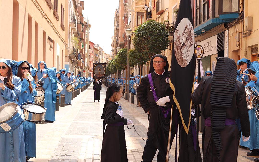 Miles de tamborileros salen a las calles de Alcañiz en la procesión del Pregón este Viernes Santo. / A.S.