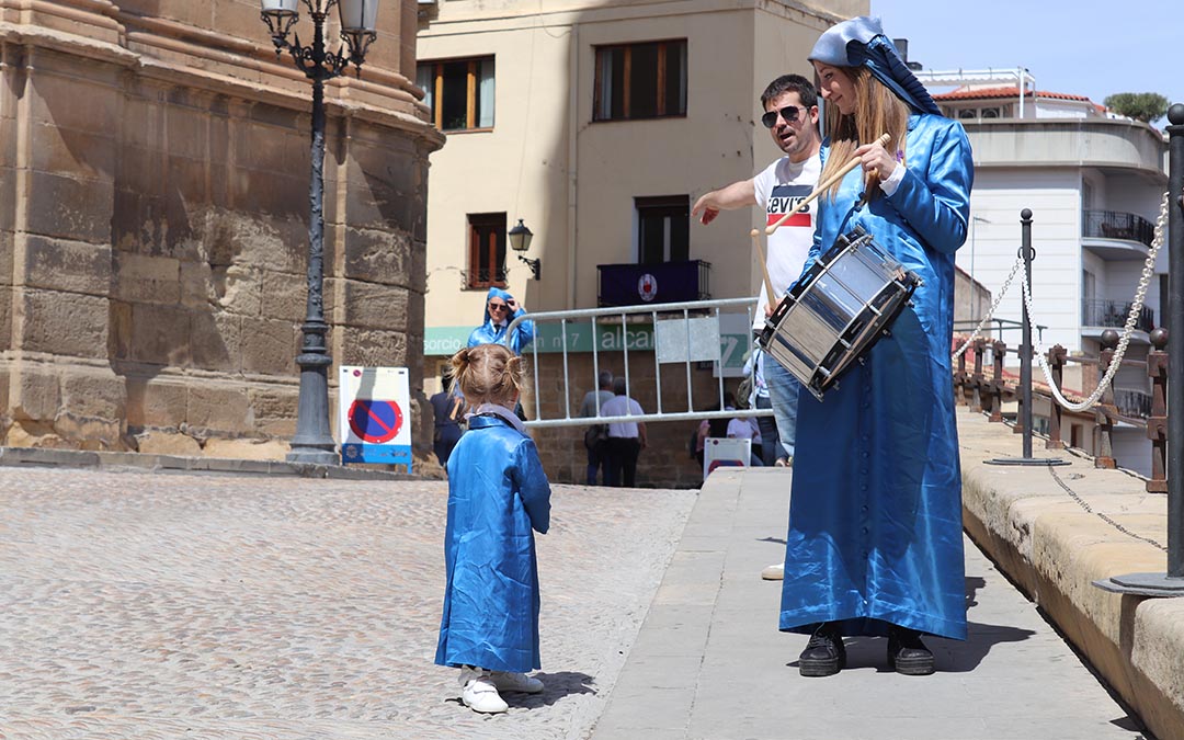 Miles de tamborileros salen a las calles de Alcañiz en la procesión del Pregón este Viernes Santo. / A.S.
