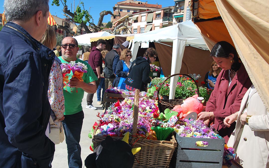 Mercado libros antiguos y ramilletes flores./ S.F.
