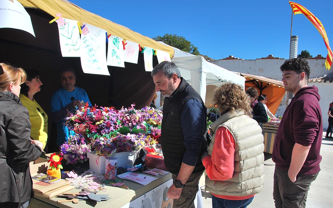 Mercado libros antiguos y ramilletes flores./ S.F.