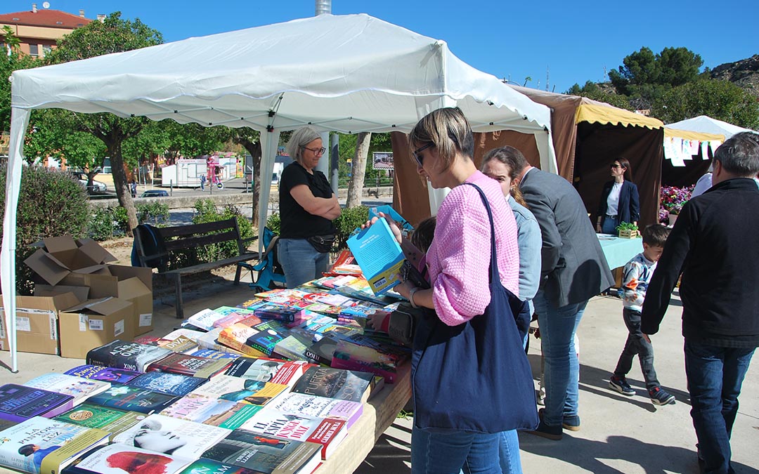 Mercado libros antiguos y ramilletes flores./ S.F.
