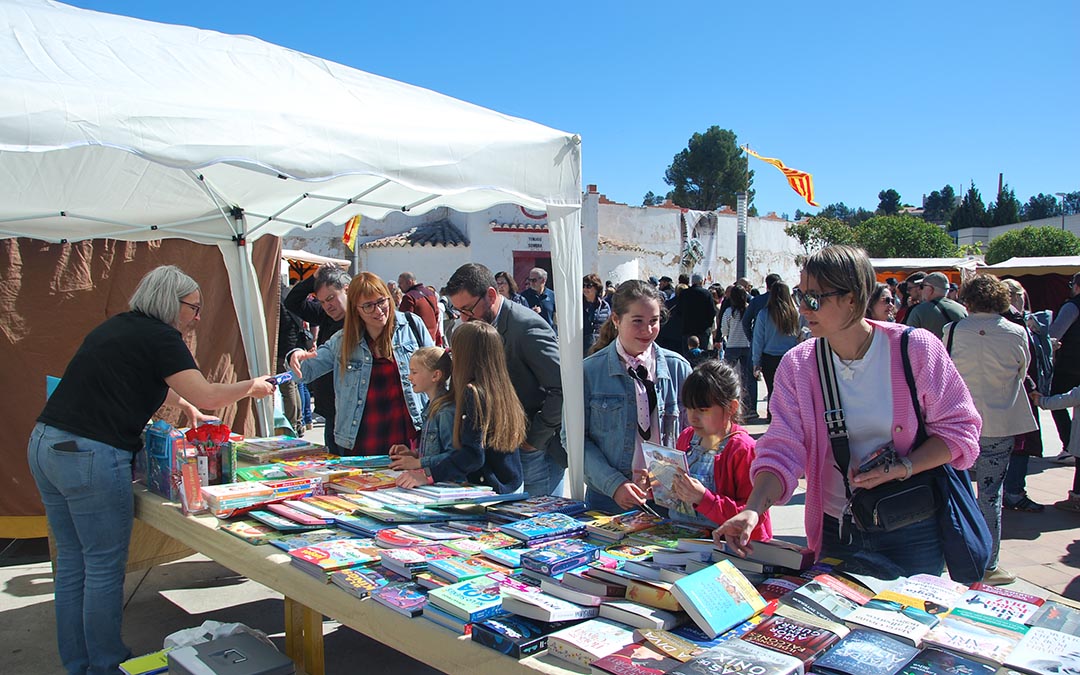 Mercado libros antiguos y ramilletes flores./ S.F.