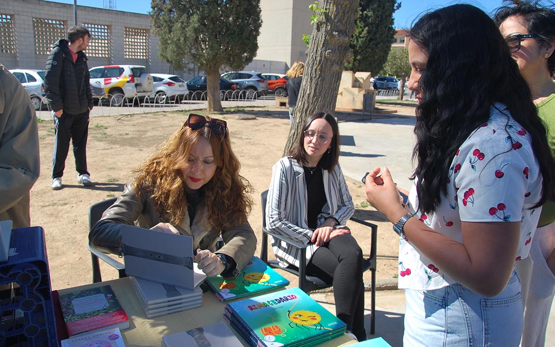 Mercado libros antiguos y ramilletes flores./ S.F.