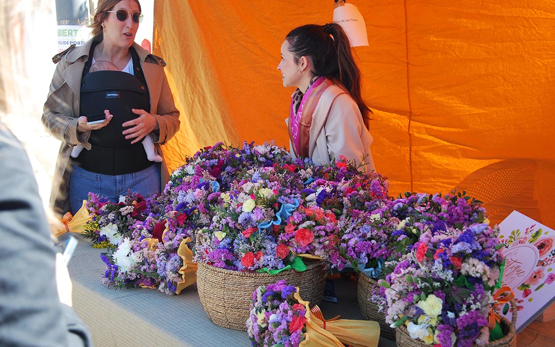 Mercado libros antiguos y ramilletes flores./ S.F.