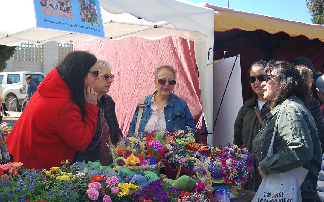 Mercado libros antiguos y ramilletes flores./ S.F.