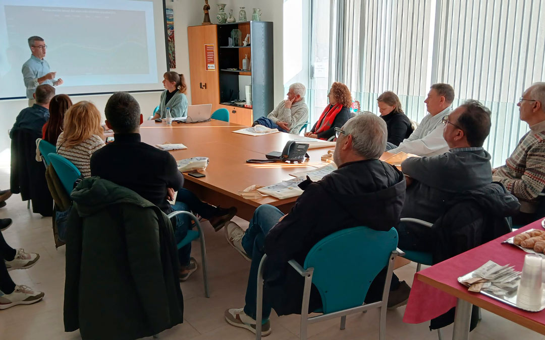Charla informativa sobre comunidades energéticas en Híjar. / OTC