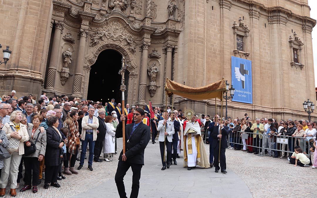 El palio sale de la iglesia para su encuentro con la Virgen del Carmen. /A.S.