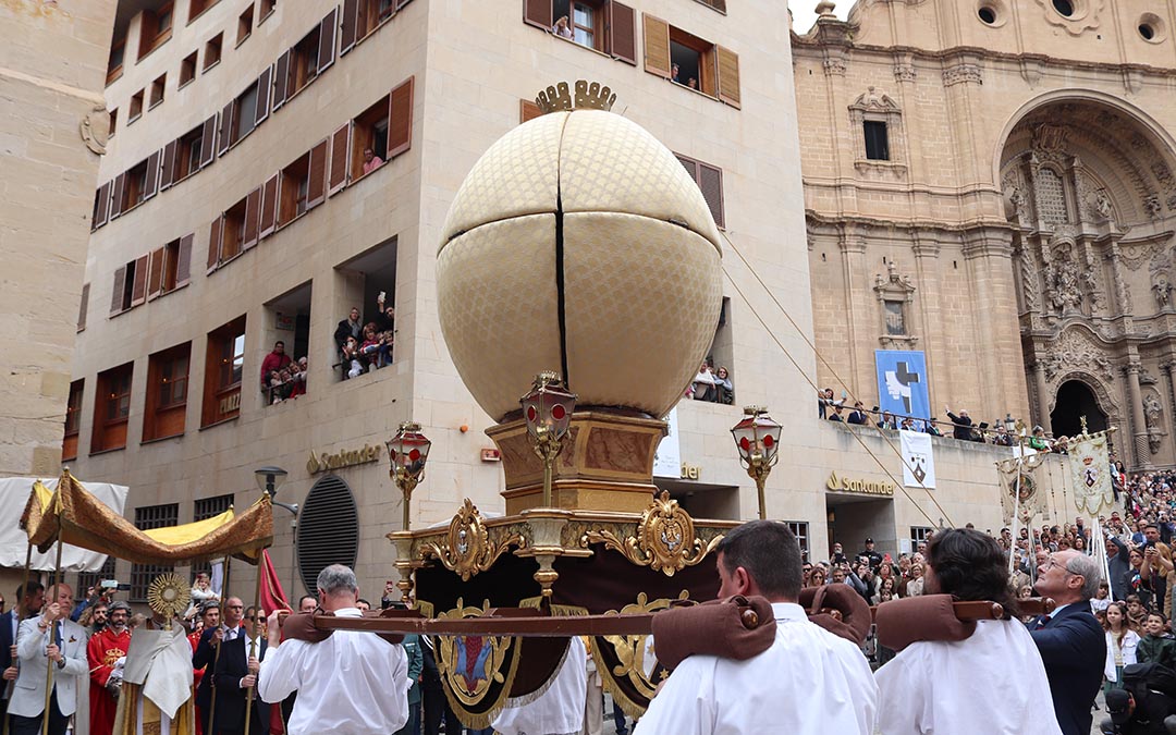 La peana con la granada saluda al palio. /A.S.