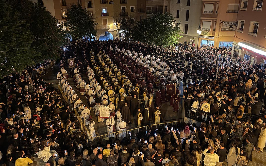 Las cofradías han Roto la Hora en la plaza España ante la atenta mirada de cientos de vecinos y visitantes./ S.F.