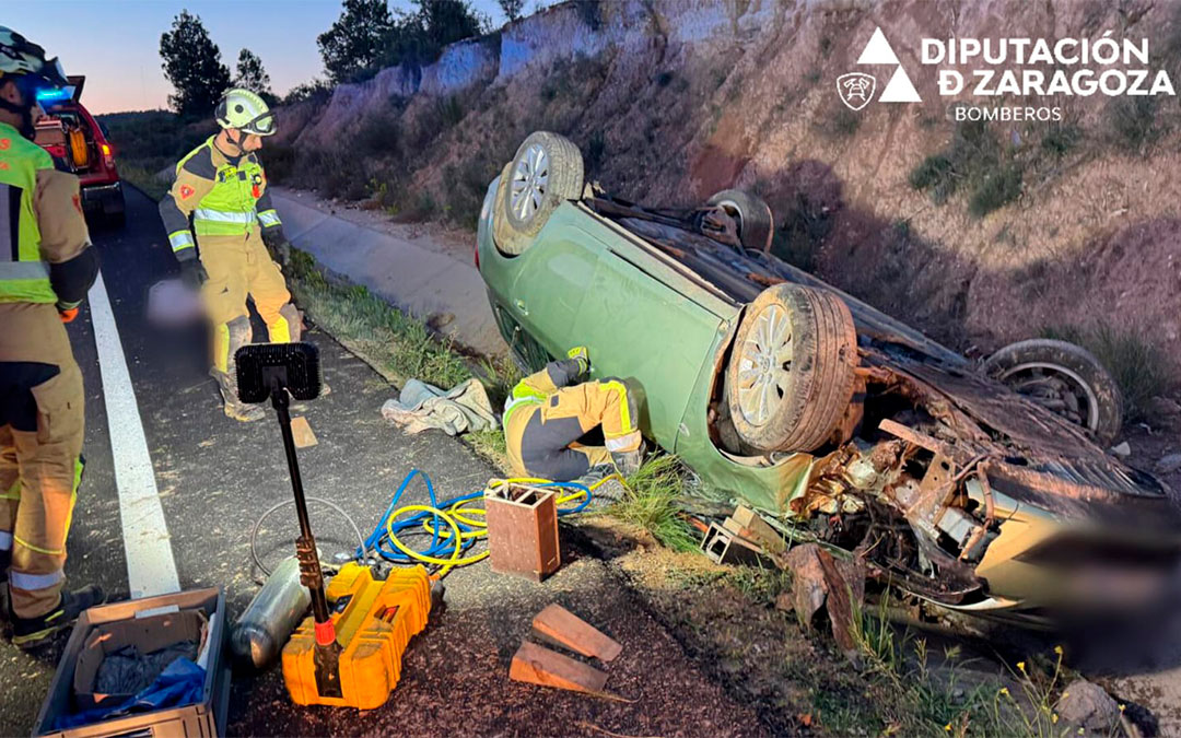 Los bomberos excarcelando a la víctima del siniestro./ DPZ