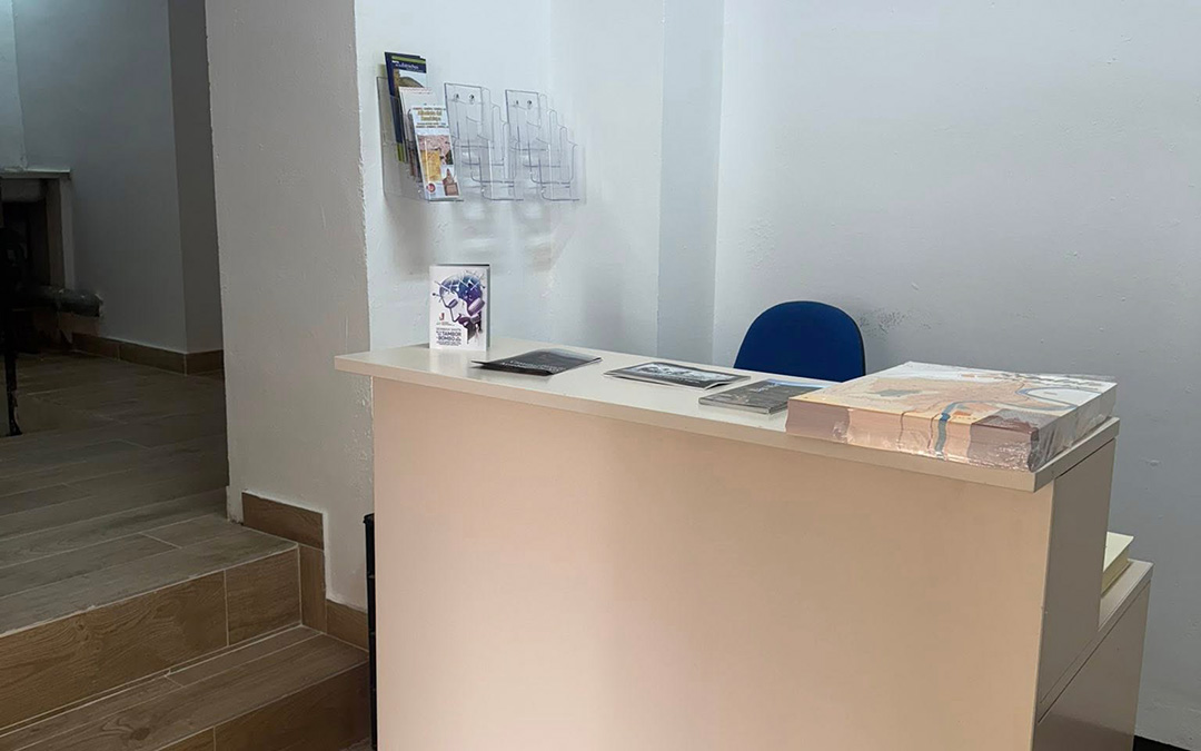 Espacio renovado para atender a las visitas en los bajos del ayuntamiento. / Ayto. Albalate