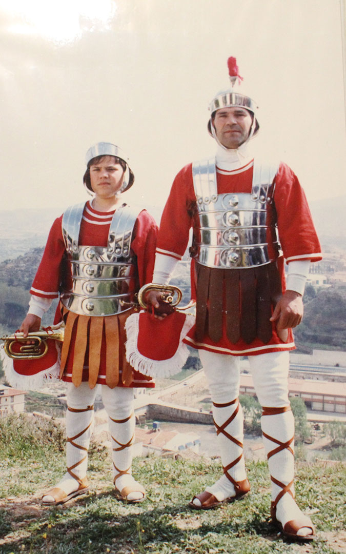 Diego junto a su padre Ángel, con quien procesionó con la corneta durante muchos años en los alabarderos. / Archivo familiar