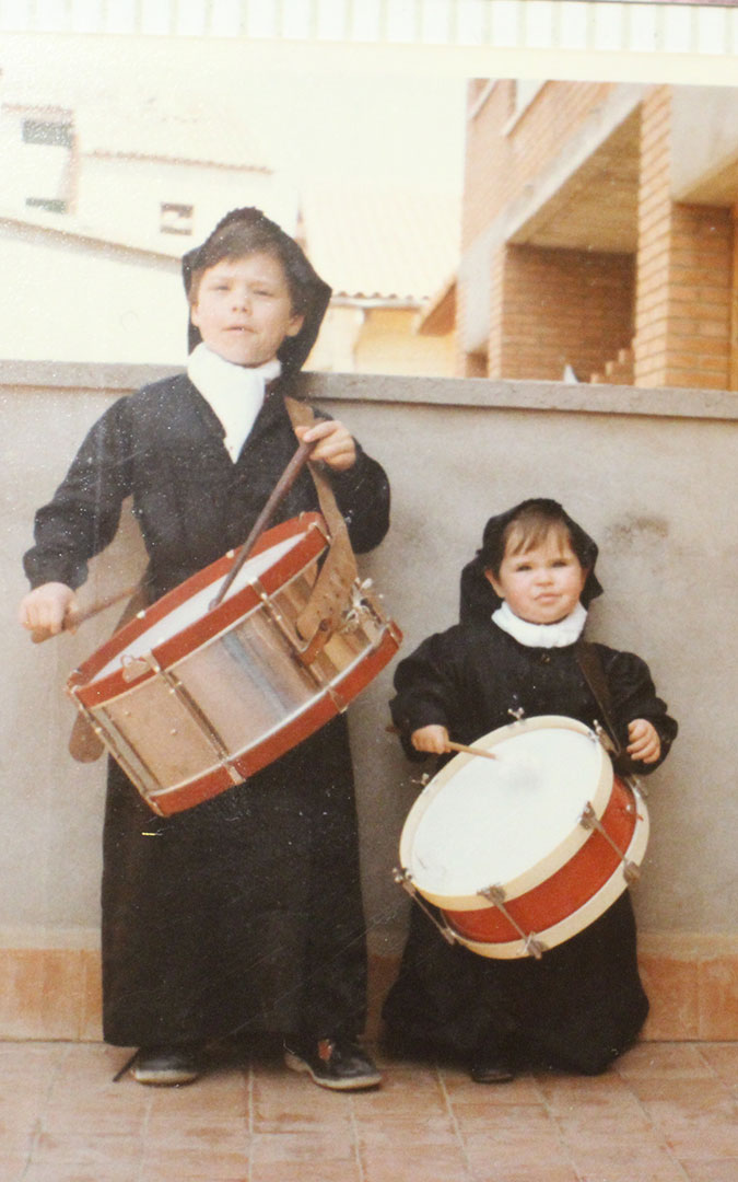 Diego y Marián de niños con el tambor, el instrumento que sigue uniendo a la familia por generaciones. / Archivo familiar