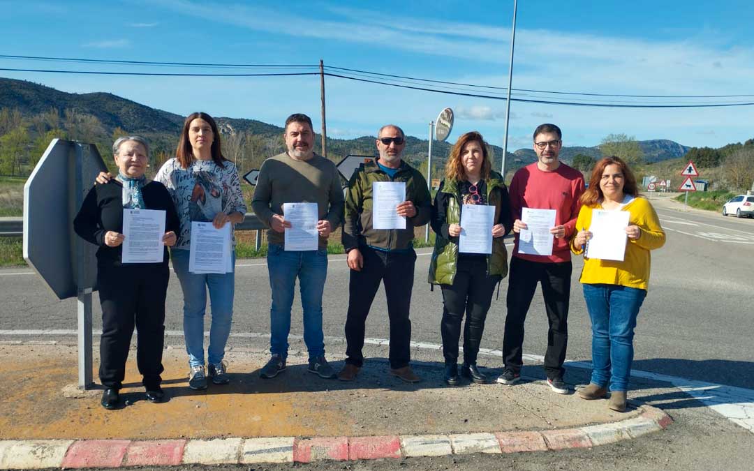 Los siete alcaldes posan con las cartas remitidas a la DGA y DPT./ AYTO AGUAVIVA