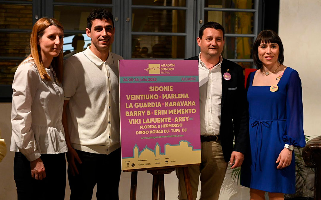 Presentación del cartel del Aragón Sonoro 2025 con Luis Costa, de El Veintiuno; el alcalde de Alcañiz, Miguel Ángel Estevan; y las concejalas, Anabel Fernández y Marta Alquézar. / Aragón Sonoro