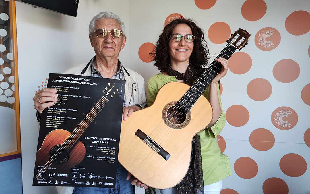 Fernando Navarro, de la Fundación Quílez Llisterri y Nuria Estaún, profesora de guitarra en el Conservatorio de Música de Alcañiz presentan el Ciclo de Guitarra Juan Bárcena - Ciudad de Alcañiz. /La Comarca