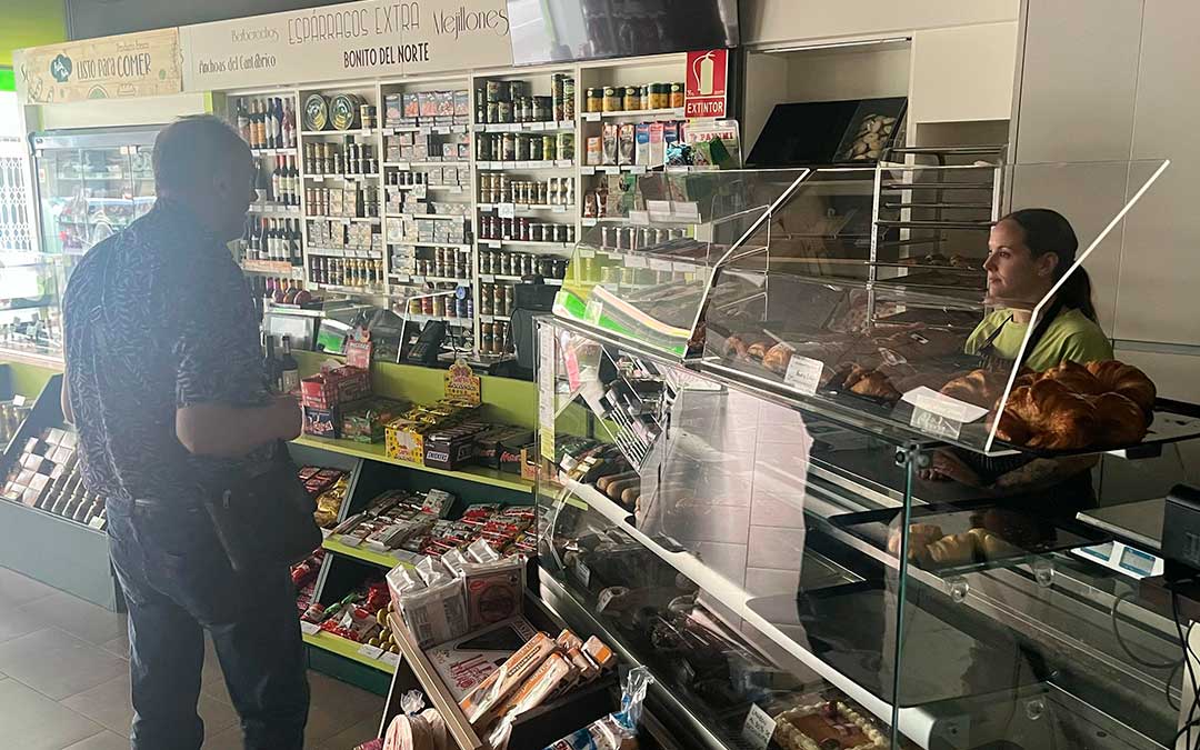 Martín Martín funcionó sin luz y agotó existencias de pan./ C.O.
