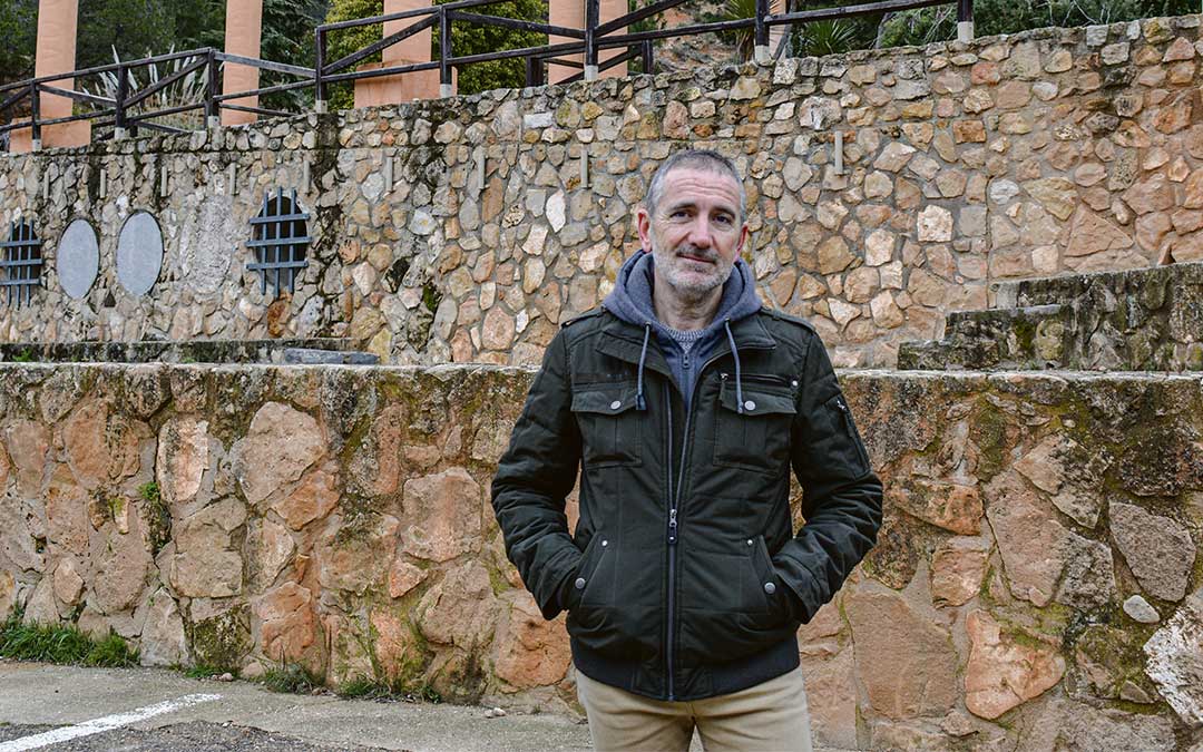 Jorge Martín, presidente del Drama de la Cruz durante 24 años, en el Calvario de Alcorisa, lugar donde ha representado todos los papeles, incluyendo el de Cristo durante tres años./ C.O.