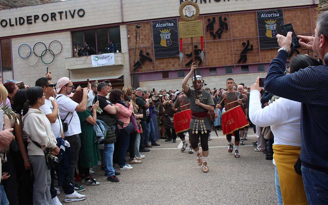 El Drama de la Cruz de Alcorisa volvió a ser otro de los actos de mayor aglomeración de visitantes./ Laura Castel.