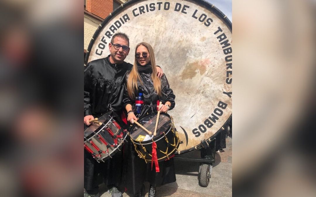 El pregonero de Andorra de este año, Juan Ramón Galve, junto a su hija Anaís, con quien comparte la pasión por el tambor./ Archivo personal.