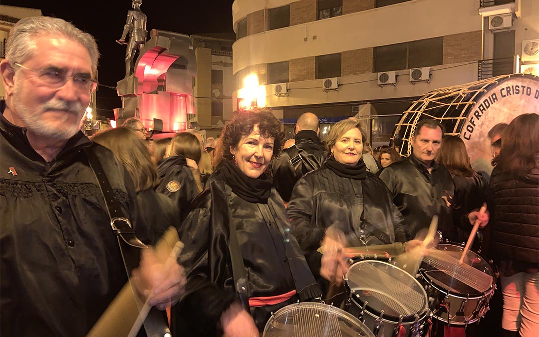 Grupo de aficionados al tambor disfrutan de Jueves Santo./ S.C.