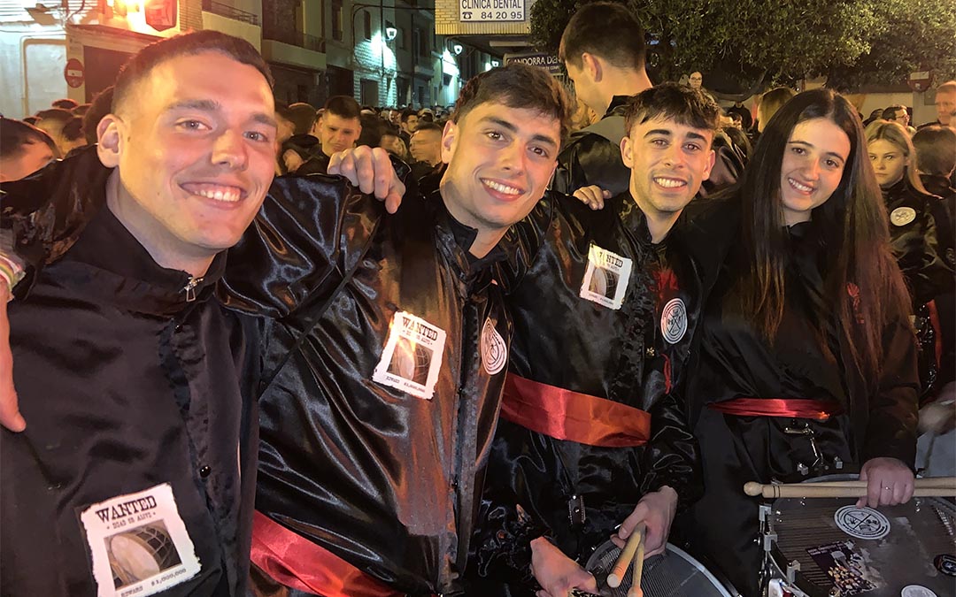 Grupo de amigos de infancia tocando el tambor y el bombo./ S.C.
