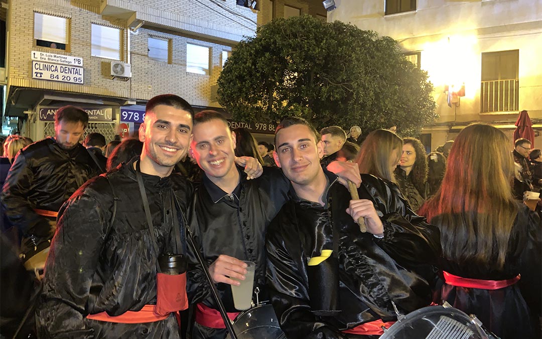 Cuadrilla de chicos durante el acto de Romper la Hora./ S.C.