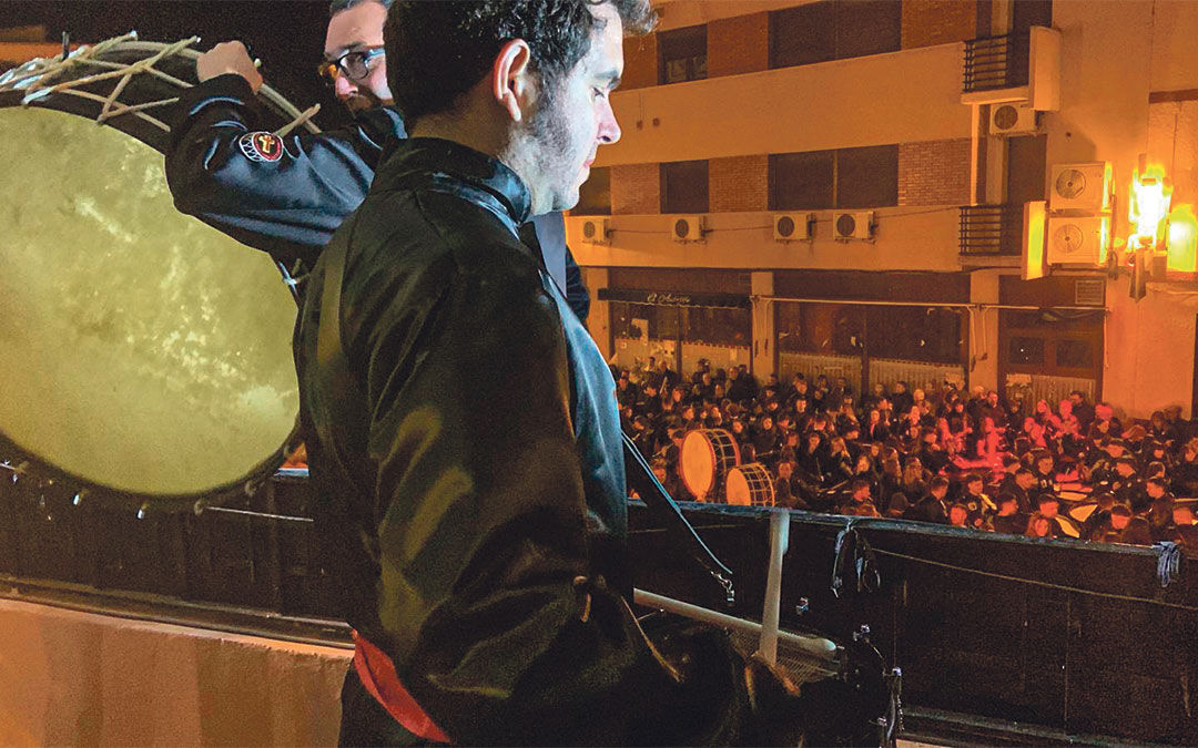 Javier Macipe no se perdió el acto de romper la hora./ S.C.