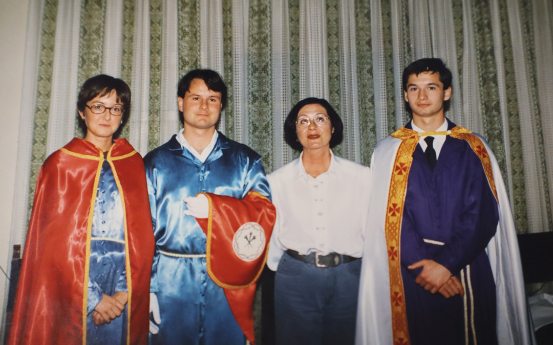 Los tres hermanos Navarro; Eva María, Antonio y Jaime, junto a su madre, Rosa Mari Zaurín en abril de 1995, año en el que nombraron Hermano Mayor de Honor a título póstumo a Arturo Navarro, padre y marido de ellos. / Archivo familiar