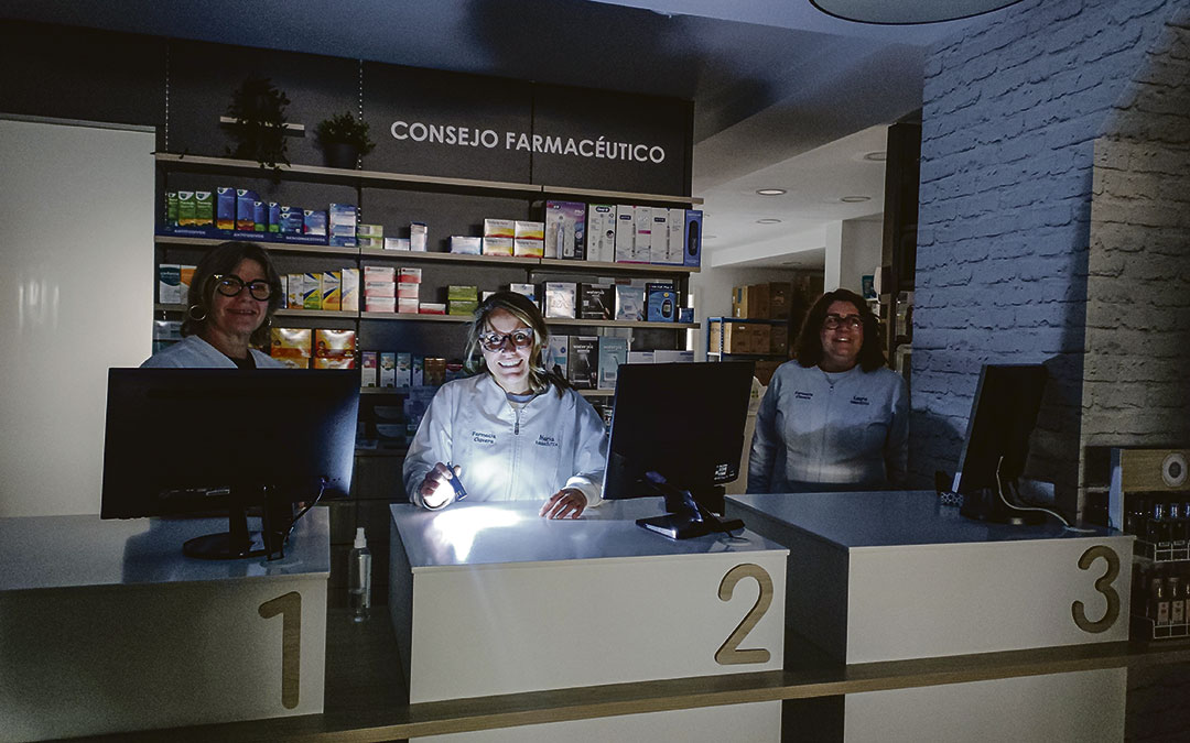En Farmacia Clavera atendieron con linternas. / Iulia Marinescu