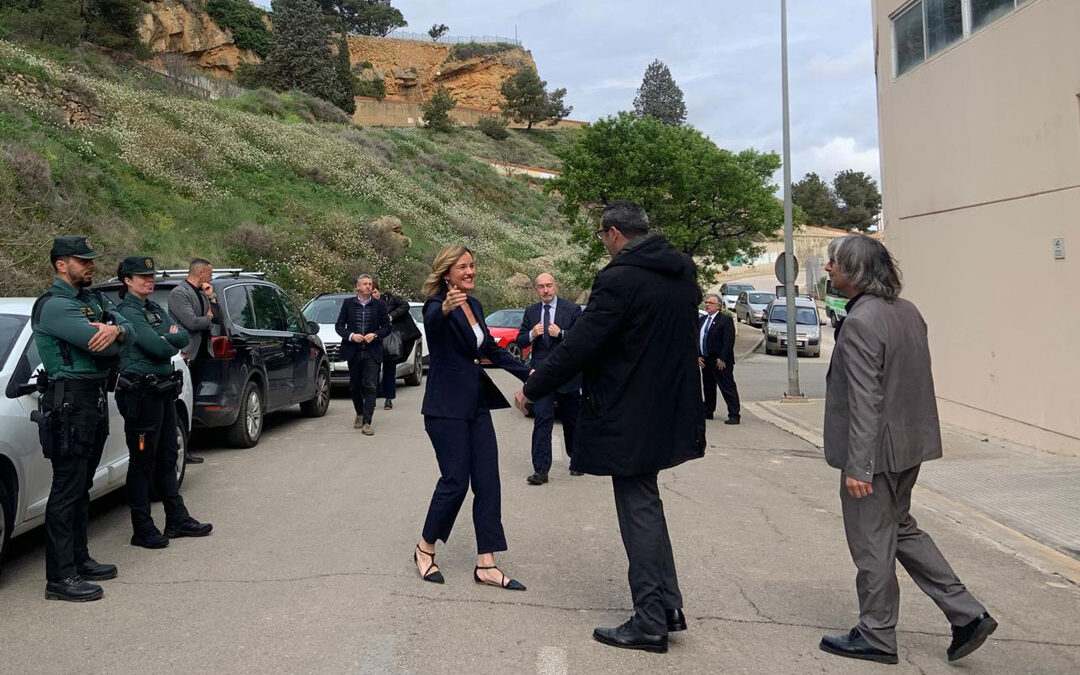 La ministra Pilar Alegría y el alcalde Rafael Guía durante la visita al centro ocupacional ATADI de Andorra. / S. C.