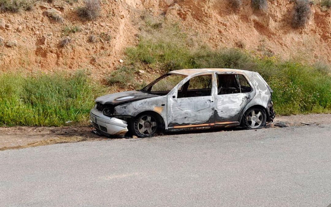 El coche incendiado estaba en calle Olivarera./ L.C.