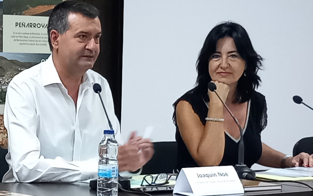 El presidente del Parque, Joaquín Noé; y la directora de Patrimonio, Gloria Pérez, presidieron la reunión del Patronato en el centro de Ariño. / L.C.