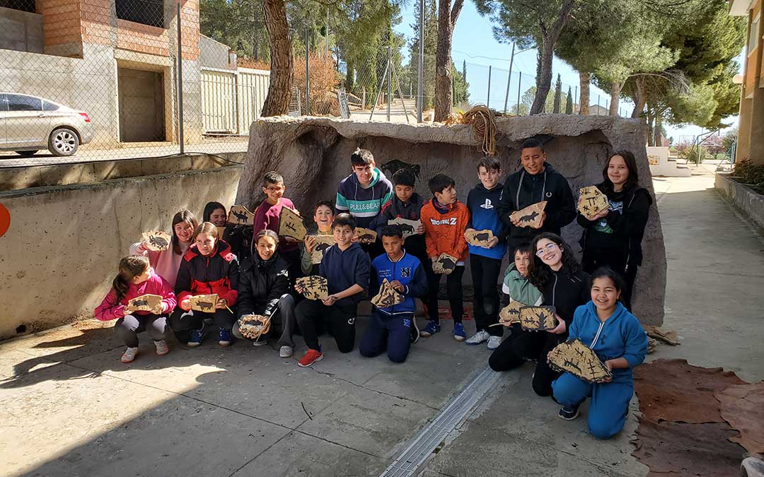 Los escolares de La Puebla de Híjar posan con sus pinturas hechas. / L.C.