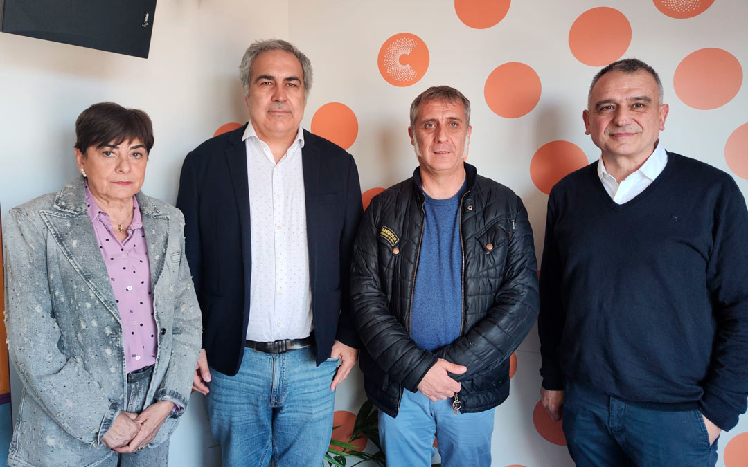 Asunción Navarrate, directora del Servicio provincial de Sanidad de Teruel, Ignacio de Blas, profesor Universidad de Zaragoza, Ramiro Domínguez, concejal de Medio Ambiente y Antonio Español, jefe del Servicio de Seguridad Alimentaria y Sanidad Ambiental. / LA COMARCA