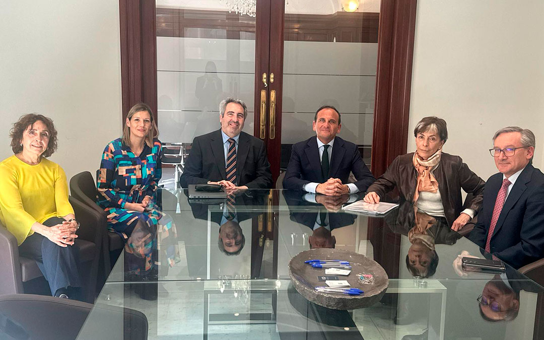 Firma de donación entre la DPT y la Fundación Germán López y Marián Sanz. / DPT