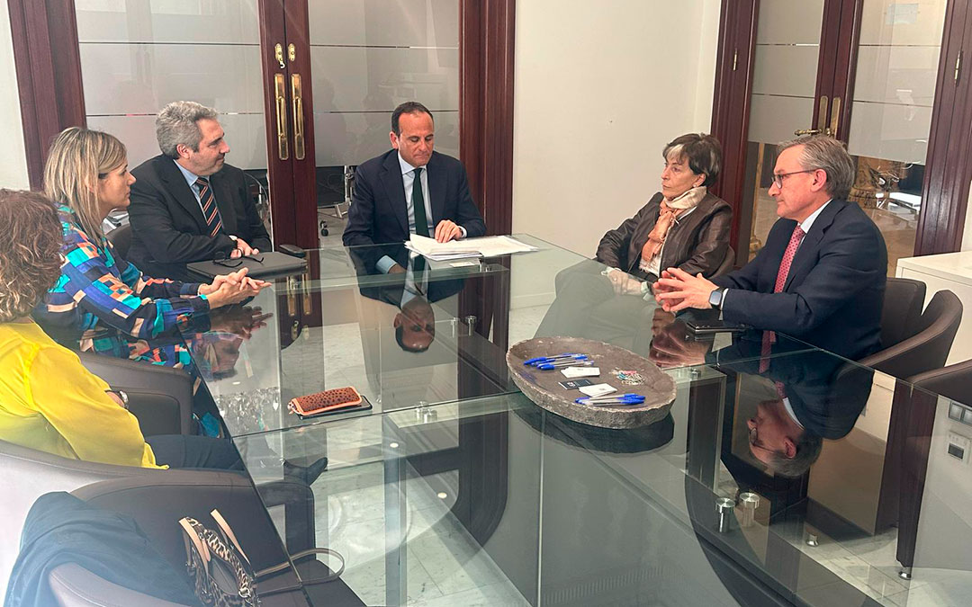 Firma de donación entre la DPT y la Fundación Germán López y Marián Sanz. / DPT