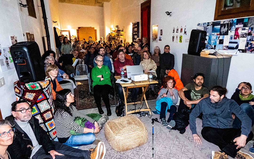 El taller de Filou es un espacio polivalente y en Ecozine fue sala de cine. / Miguel Francino