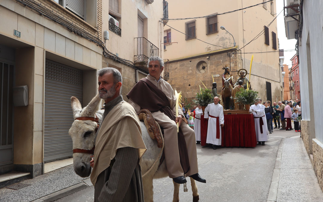 Enrique Salas se ha subido al lomo del burro para rendir homenaje al 80 aniversario de la cofradía. /A.Z