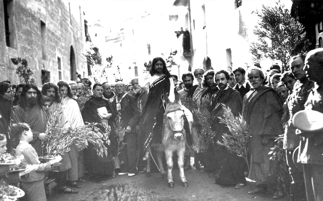 La Burreta comenzó procesionando con un cofrade a lomos de una burra en 1940. En 1945 se compró la imagen. Esta fotografía es de 1942, con Vicente Olona vestido de Cristo./ La Burreta