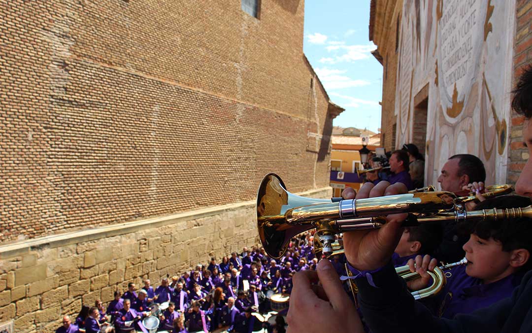 Parada del toque en Calanda 2025 con las cornetas de El Encuentro. / B. Severino