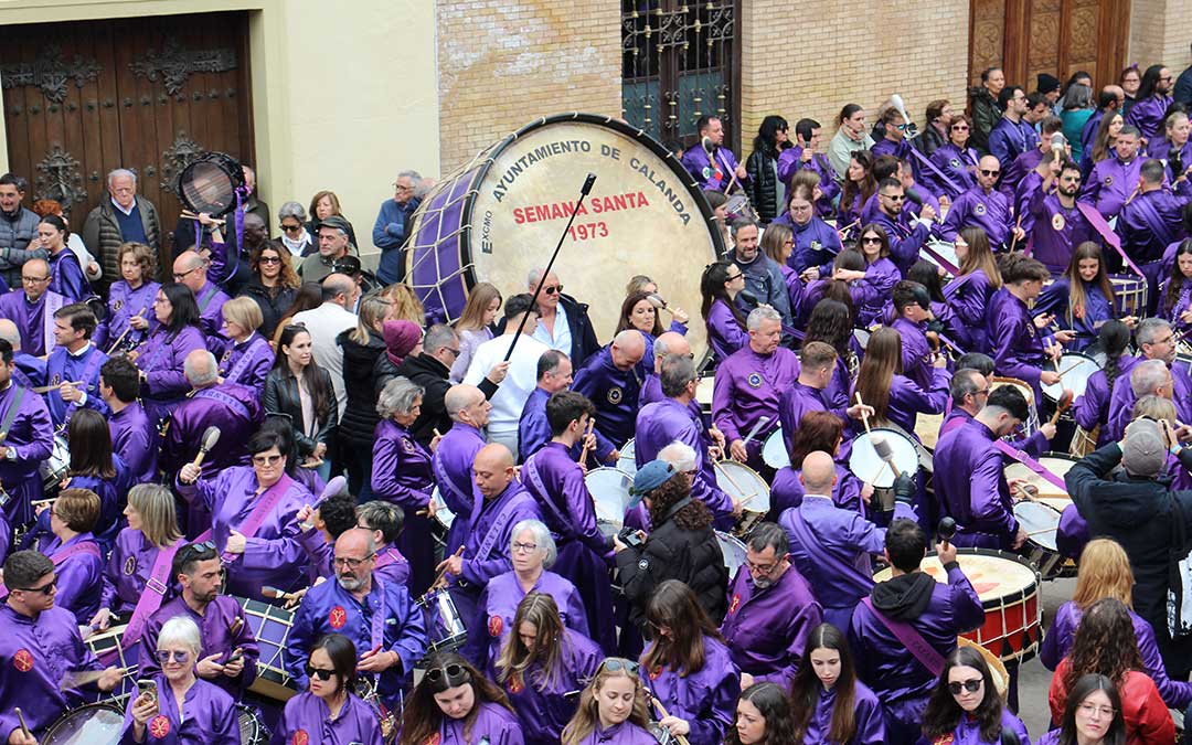 Parada del toque en Calanda 2025, un momento en el que se ven artilugios y cámaras de todo para grabar. / B. Severino