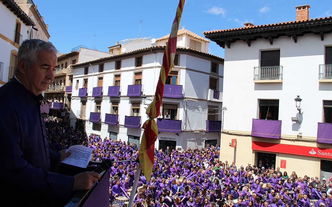 Parada del toque en Calanda 2025 con las cornetas de El Encuentro y Luis Escriche invitando al rezo recuerdo de los fallecidos y emplazando a regresar en 2026. / B. Severino